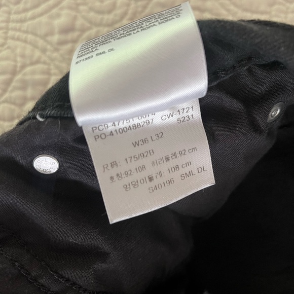 Black Men’s Levi Jeans, Athletic Fit - Picture 4 of 5